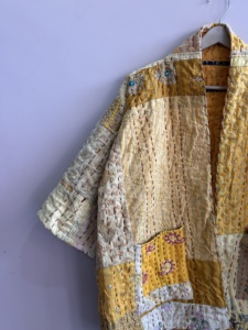 Veste traditionnelle indienne faite à la main, patchwork bohème, brodée et matelassée Kantha pour femmes - Product Image 3