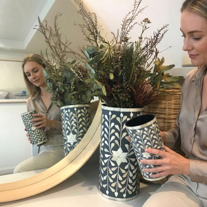 Vase à fleurs en résine avec incrustation de os, design mignon, couleur et taille personnalisables, pour utilisation au sol, décoration intérieure écologique - Product Image 1