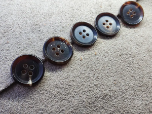 Boutons de manteau en corne de buffle à 4 trous, faits à la main, modernes, écologiques, durables et écoresponsables, vente en gros, personnalisables - Product Image 4