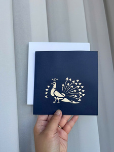 Carte de vœux carrée élégante et personnalisée avec un motif de paon estampé à l'or, carte en papier faite à la main pour un anniversaire - Product Image 1