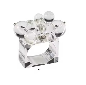 Anneau de serviette décoratif en acrylique pour la décoration de table et l'utilisation lors de fêtes - Product Image 1