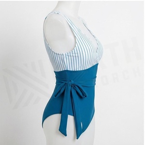 Ensemble de yoga 2 pièces imprimé papillon bleu avec finition dorée, body à col en V profond et jupe portefeuille longueur genou - Product Image 3