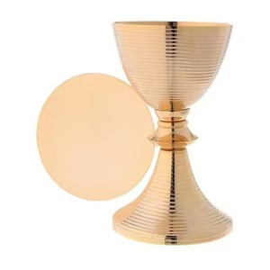 Elegante Juego de Cáliz y Patena de Comunión Hecho de Latón para Servicios Religiosos - Product Image 5