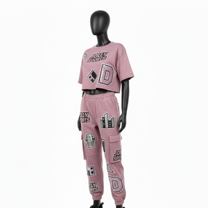 ชุดเซ็ตเสื้อครอปท็อปสีชมพูผ้าฝ้ายเฟรนช์เทอร์รี่พรีเมียม 280 GSM สำหรับผู้หญิง พร้อมกางเกงจ็อกเกอร์ ปักลายเชนิลล์ ปักโลโก้ตามสั่ง ชุดเซ็ตสำหรับผู้หญิง - Product Image 4