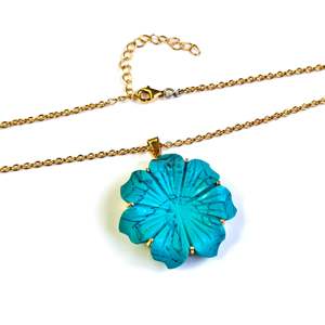 Pendentif en forme de fleur bleue turquoise, collier en cristal sculpté à la main pour femmes, pendentif en pierres précieuses, cadeau d'anniversaire fait à la main - Product Image 6
