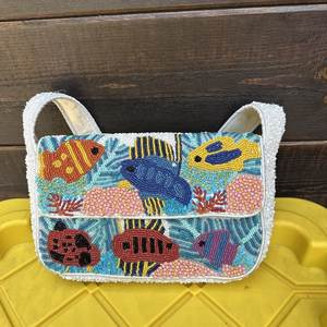 Sac à bandoulière perlé fait main avec motifs de poissons tropicaux, sac à main thème vie marine, sac de style côtier - Product Image 1