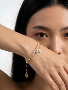 Bracelet manchette Golden Flora Tennis Whisper - JURA JEWELS, serti de fleurs géométriques, plaqué or anti-ternissement, cadeau classique pour femme - Product Image 3