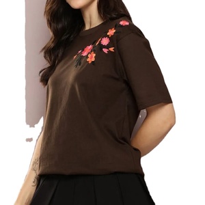 เสื้อยืดผู้หญิงถักนิตติ้งแบบพิเศษ เป็นมิตรกับสิ่งแวดล้อม แขนสั้น พิมพ์ลายลำลอง ขายส่ง OEM ผ้าฝ้าย 100% คุณภาพส่งออก - Product Image 6