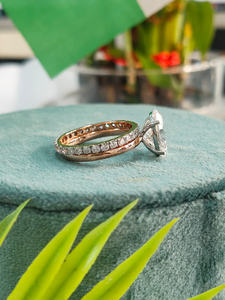 Anillo de Oro Blanco con Diamante de Corte Ovalado y Piedras Laterales – Sofisticado Estilo de Tres Piedras que Ofrece Elegancia Clásica y Brillo Moderno - Product Image 3