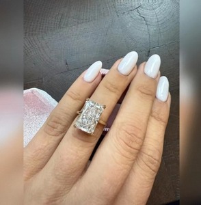 Bague de luxe en diamant de laboratoire taille radiant pour femme, or, cadeau de fiançailles et de mariage, disponible en 9K, 14K, 18K avec certificat IGI SGL - Product Image 1
