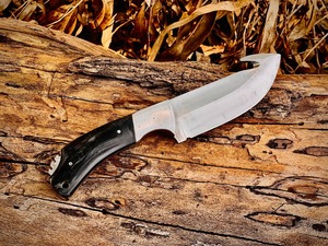 Jagdmesser mit feststehender Klinge und Eingriffshaken, aus Kohlenstoffstahl, mit schwarzem Horngriff, gerader Klinge, Clip-Point, 8 Zoll Gesamtlänge - Product Image 2