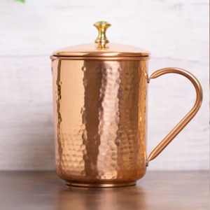 Elegante jarra de cobre martillado con un asa dorada ornamentada, perfecta para comidas de estilo regio. Disponible a precio de mayorista. - Product Image 3