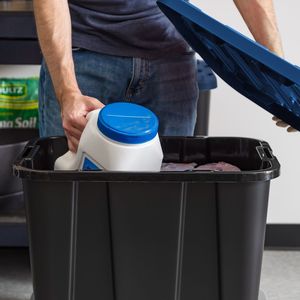 Contenitori per la conservazione da 12 galloni con coperchi a chiusura ermetica - Confezione da 4 |   Contenitori Impilabili Resistenti per Organizzazione di Garage, Capannoni e Seminterrati - Product Image 4