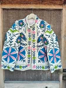 Chaqueta Bordada Suzani Hecha a Mano para Mujer, Estilo Asiático Tradicional, Abrigo de Invierno Boho para Mujer con Colores Vivos y Flores Audaces - Product Image 2
