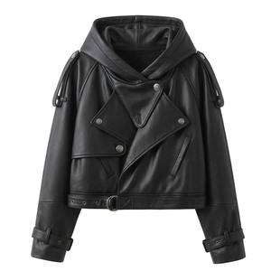 Blouson en cuir à capuche style urbain pour femme, coupe oversize courte, style motard, avec ceinture à la taille et poignets. - Product Image 4