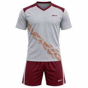 Ensemble maillot et short de football pour homme, gris et bordeaux, imprimé géométrique, col en V, manches courtes, anti-humidité, coupe athlétique - Product Image 1
