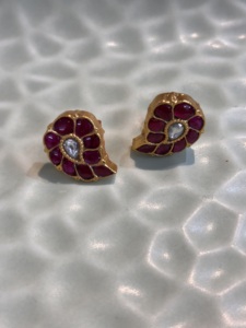 Pendientes de flor chapados en oro con doblet rojo y doblet blanco en el centro para mujer, joyería vintage para fiestas. - Product Image 1