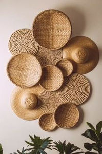 Conjunto de Decoración de Pared de Mimbre Tejido Estilo Boutique, Cestas Colgantes Tejidas a Mano en Negro y Crema para un Interior de Hogar Elegante y Ecléctico - Product Image 3