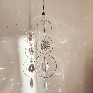 Atrapasueños de metal y cristal con diseño de sol redondo, adorno de cristal para el sol, adecuado para decoración festiva, como elemento decorativo y para uso en exteriores. - Product Image 1