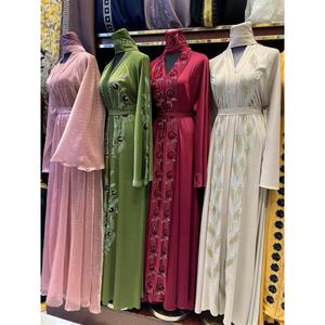 Vente en gros d'Abaya pour femmes de style moyen-oriental, robe islamique élégante avec des perles et des cristaux, pour les occasions de fête - Product Image 4
