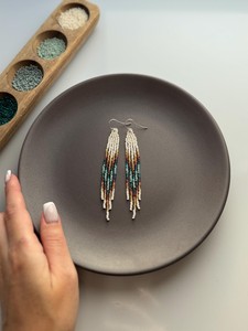 Pendientes colgantes de estilo bohemio con cuentas de arroz coloridas, geométricos, largos, con borlas y cuentas de semillas, con adornos de plumas. - Product Image 4