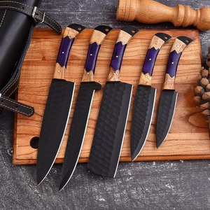Ensemble de couteaux de chef japonais forgés à la main avec lame en acier Damas, manche en bois, finition mate pour une utilisation en cuisine - Product Image 1