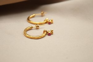 Pendientes de Aro de Plata de Ley 925 con Rubí Hechos a Mano, Joyería Minimalista, Regalo Elegante para Ella, Día de la Madre - Product Image 2