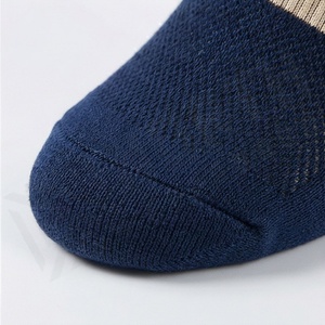 Chaussettes pour hommes bleu marine à rayures beiges en coton et fibre de bambou respirantes tricotées pour un usage quotidien style printemps - Product Image 4