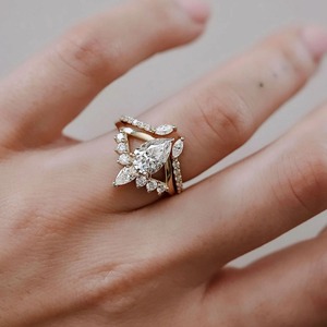 Anillo de compromiso de diamante cultivado en laboratorio de alta gama, corte pera, oro macizo de 14k, con halo y banda pavé, certificado IGI, moderno. - Product Image 2