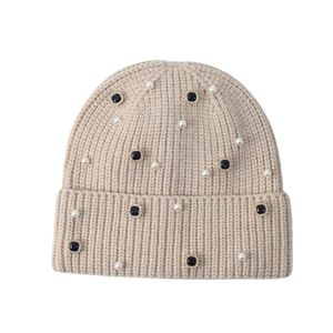 Gorro de Invierno Personalizado al por Mayor, Tejido Jacquard, con Pedrería, Estampado Gráfico, Sublimación y Bordado - Product Image 3