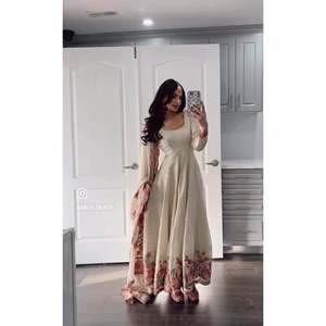 Pent et Dupatta broderie séquence travail fête porter robe belles robes de bal blanc taille L - Product Image 2