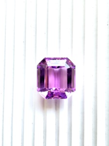 Piedra natural de kunzita de 96.56 quilates con corte octogonal para la elaboración de joyería fina. - Product Image 1