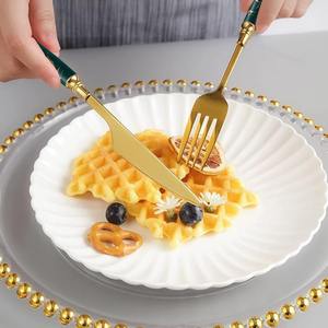 Ensemble de couverts de luxe en marbre vert avec poignées dorées, parfait pour les réunions de famille, l'accueil des invités et les cadeaux, provenant d'Inde - Product Image 3