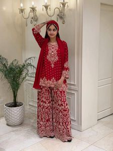 Ensemble prêt-à-porter entièrement cousu comprenant un haut en faux georgette avec broderie de designer Jari et de sequins, un pantalon palazzo et un dupatta. - Product Image 3