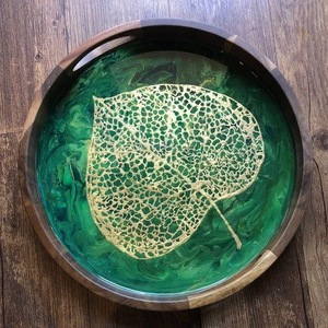 Plateau décoratif rond en bois avec motif plume de paon, style artisanat bohème, pièce unique - Product Image 3