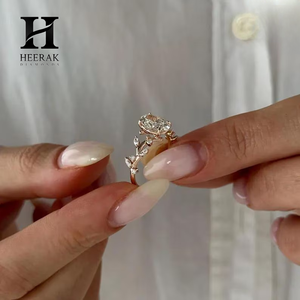 Anillo de Compromiso Vintage con Diamante Cultivado en Laboratorio de Corte Ovalado, Oro Rosa de 14K, Banda con Diseño Floral de Hojas y Enredaderas, Anillo Solitario de Moissanita para Mujer - Product Image 5