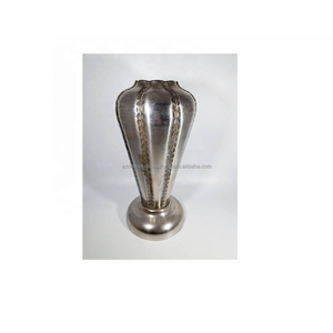 Jarrón de mesa moderno de Metal plateado Vintage de alta calidad, jarrón de mesa de aluminio hecho a mano para decoración de oficina en casa por Azora Industries - Product Image 1