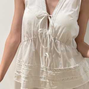 Conjunto de Pijama de Mujer con Top sin Mangas de Encaje Blanco Sólido y Cuello en V, y Pantalones Cortos - Ropa de Estar por Casa - Product Image 4