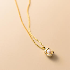 สร้อยคอเงินแท้ S925 พร้อมจี้เปลือกหอยมุกทรงไม่สมมาตร ดีไซน์เก๋ไก๋แบบซ้อนไข่ รุ่น D9229 - Product Image 3