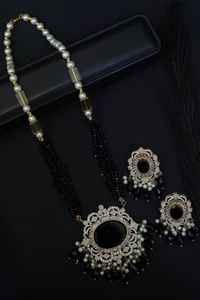 Ensemble Kundan sculpté bicolore de qualité supérieure de style victorien avec boucles d'oreilles clous vert menthe émeraude pour mariages et fêtes - Product Image 5