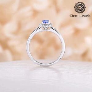 Bague de fiançailles classique en argent pour femme Charm Jewels, sertie de moissanite taille coussin, motif floral, certifiée IGI, 3 grammes - Product Image 6