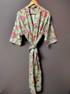 Bata tipo kimono de algodón con estampado floral verde menta – Estilo bohemio, larga, abierta por delante, con lazo en la cintura - Product Image 1