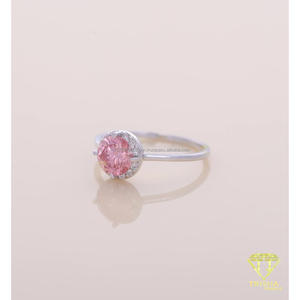 แหวนหมั้นเพชรทรงกลมสีชมพูเพาะเลี้ยงในห้องปฏิบัติการ ประดับด้วยเพชรเม็ดเดี่ยวสีขาวทองคำขาว สำหรับผู้หญิง - Product Image 3