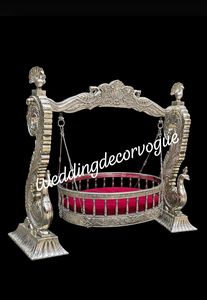 Berceau suspendu élégant en métal argenté avec coussin en velours rouge pour décoration de mariage - Product Image 2