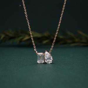จี้เพชรทรงเหลี่ยมมรกต 2.00 กะรัต เพชรเลี้ยงในห้องปฏิบัติการ ทองคำกุหลาบ 14K สร้อยคอจี้ ดีไซน์ทันสมัย ของขวัญสำหรับงานหมั้นและงานแต่งงาน น้ำหนักเบา หรูหรา ใช้ได้ทุกวัน - Product Image 2