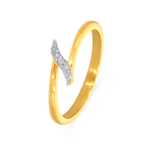 Bague Wishbone en or jaune de luxe pour femmes avec diamants ronds brillants étincelants sertis dans une silhouette chevron élégante - Product Image 1