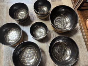 Juego completo de cuencos de sanación de 7 chakras, cuencos de canto martillados a mano y afinados con mazos y cojines, disponibles al por mayor a precios económicos. - Product Image 6