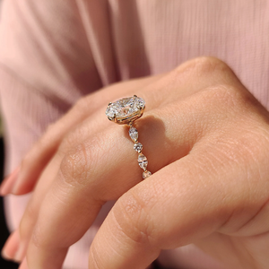 Anillo de Compromiso con Diamante de Laboratorio de Corte Ovalado de 1 Quilate, con Acento de Piedra Lateral Marquise, Chapado en Oro de 14K y Rodio, Certificado IGI, 10 Mohs - Product Image 3