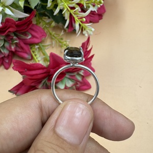 Bague en labradorite naturelle effet feu, faite à la main, en laiton plaqué argent, sertie de pierres précieuses, tendance, unisexe - Product Image 2