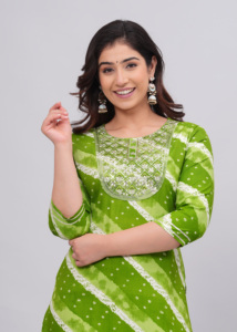 ชุดคุर्ติสีเขียวพิมพ์ลายสำหรับผู้หญิง พร้อมปักลายที่คอเสื้อ แขน 3/4 สไตล์ลำลองแบบชาติพันธุ์ ทรงตรง เหมาะสำหรับใส่ในชีวิตประจำวันและใส่ไปทำงาน - Product Image 4